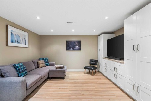 7048 61 Avenue Nw, Calgary, AB 