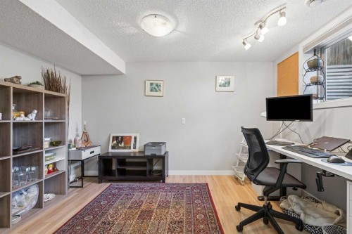 7048 61 Avenue Nw, Calgary, AB 