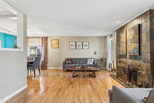 7048 61 Avenue Nw, Calgary, AB 
