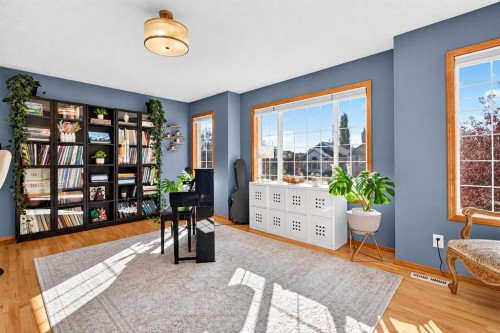 38 Somerside Crescent Sw, Calgary, AB 