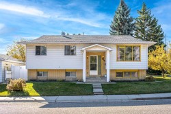 11407 Southdale Close SW Calgary, AB T2W 2N3