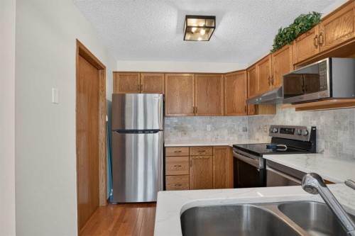 302 Mt Mckenzie Gardens Se, Calgary, AB 