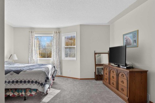 302 Mt Mckenzie Gardens Se, Calgary, AB 