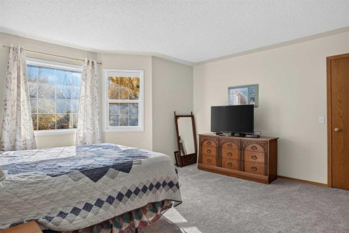 302 Mt Mckenzie Gardens Se, Calgary, AB 