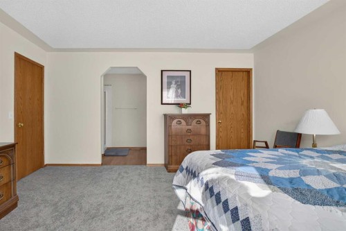 302 Mt Mckenzie Gardens Se, Calgary, AB 