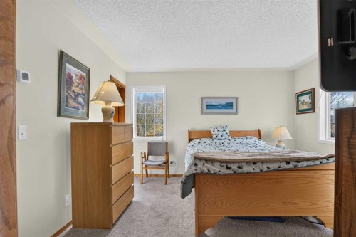302 Mt Mckenzie Gardens Se, Calgary, AB 