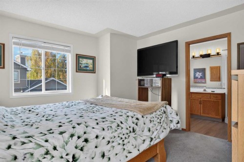302 Mt Mckenzie Gardens Se, Calgary, AB 