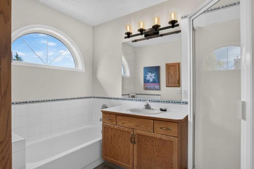 302 Mt Mckenzie Gardens Se, Calgary, AB 