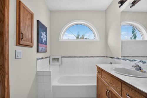 302 Mt Mckenzie Gardens Se, Calgary, AB 