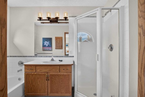 302 Mt Mckenzie Gardens Se, Calgary, AB 
