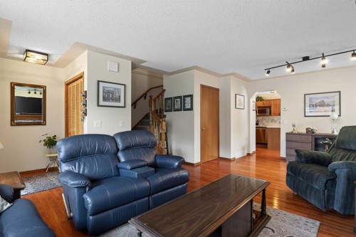 302 Mt Mckenzie Gardens Se, Calgary, AB 