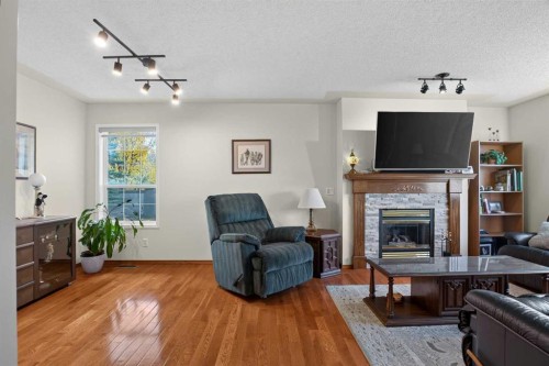 302 Mt Mckenzie Gardens Se, Calgary, AB 