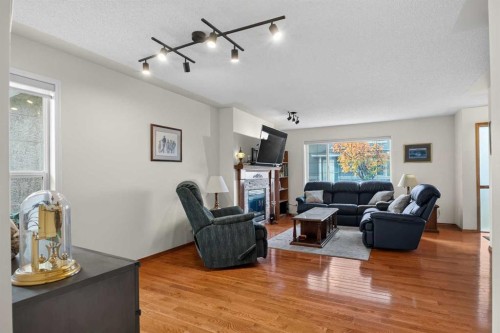 302 Mt Mckenzie Gardens Se, Calgary, AB 