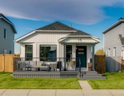 15 Rivercrest Way SE Calgary, AB T2C 4J8