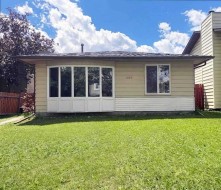 1095 Berkley Drive NW Calgary, AB T3K 1S6