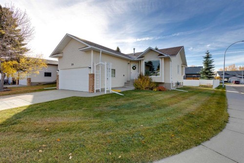 39 Woodside Close NW Airdrie, AB T4B 2C8