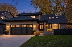 31 Canterville Bay SW Calgary, AB T2W 4M1