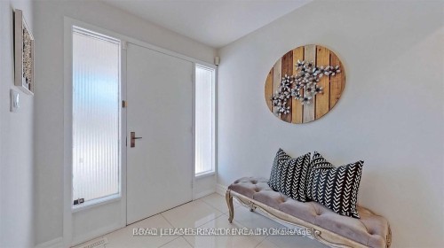 Upper-17 Baroness Crescent , Toronto, ON M2J 3K4 2