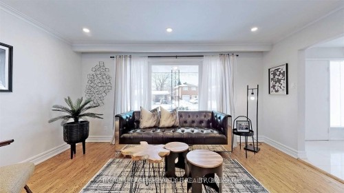 Upper-17 Baroness Crescent , Toronto, ON M2J 3K4 4