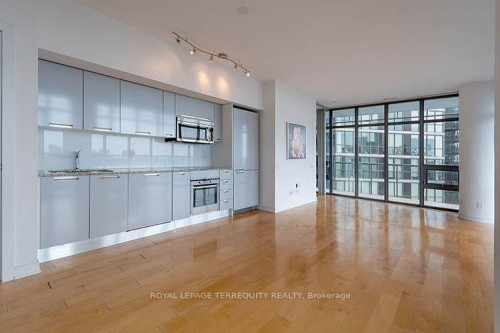 3902-33 Charles Street E, Toronto, ON M4Y 0A2 5