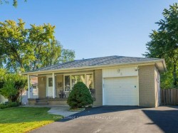 8 Bellbury Crescent Toronto, ON M2J 2J7