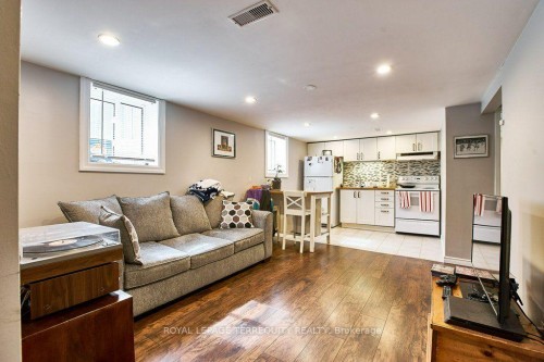 Lower-304 Palmerston Avenue , Whitby, ON L1N 3E9 2