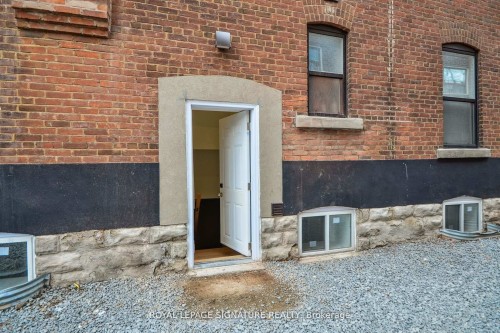 Lower-129 Kenilworth Avenue , Toronto, ON M4L 3S7 2
