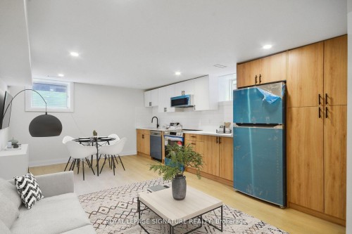 Lower-129 Kenilworth Avenue , Toronto, ON M4L 3S7 5