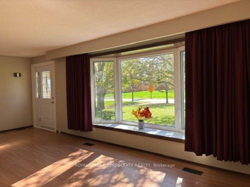 320 Myrtle Road E, Whitby, ON L1H 7K4 5