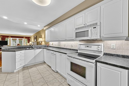 11-520 Silken Laumann Drive, Newmarket, ON 