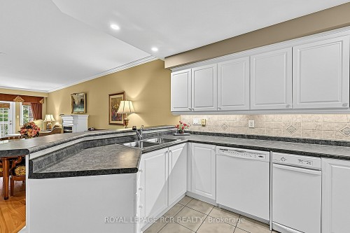 11-520 Silken Laumann Drive, Newmarket, ON 