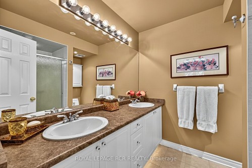 11-520 Silken Laumann Drive, Newmarket, ON 