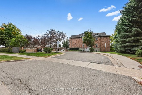 11-520 Silken Laumann Drive, Newmarket, ON 