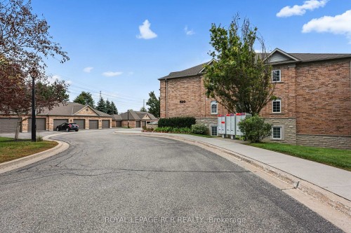11-520 Silken Laumann Drive, Newmarket, ON 