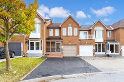 17 Thames Court Richmond Hill, ON L4B 1N5