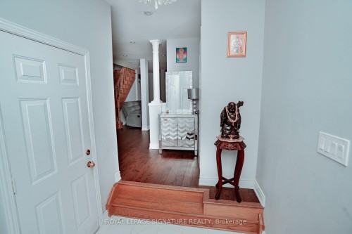 945 Mandolin Place , Mississauga, ON L5W 1S3 2