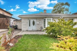 42 Lightwood Drive Toronto, ON M9V 2Z2