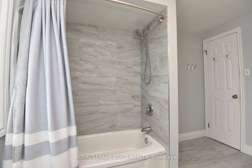 75 Josephine Drive, Hamilton, ON - Indoor Photo Showing Bathroom