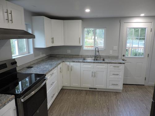 549 Gold Avenue S, Greenwood, BC - Indoor Photo Showing Kitchen