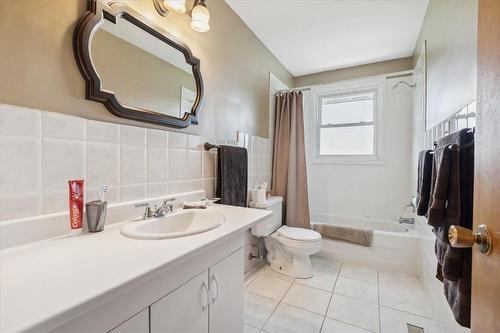 251 Green Mountain Road E, Stoney Creek, ON - Indoor Photo Showing Bathroom