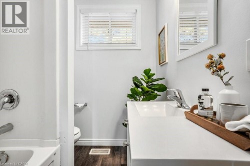 4pc Main Bath - 262 Westcourt Place, Waterloo, ON 