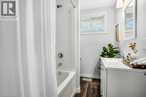 4pc Main Bath - 262 Westcourt Place, Waterloo, ON 