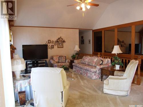 316 8Th Street W, Leader, SK - Indoor Photo Showing Living Room