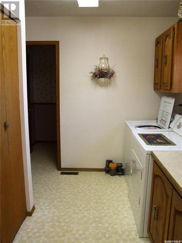 316 8Th Street W, Leader, SK - Indoor Photo Showing Laundry Room