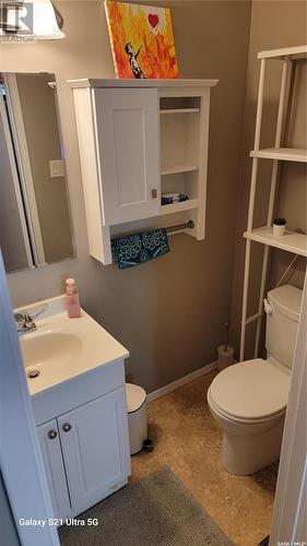 I 4208 Castle Road, Regina, SK - Indoor Photo Showing Bathroom