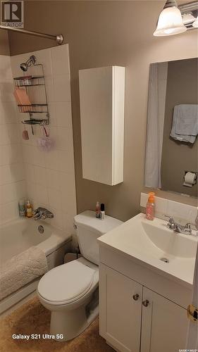 I 4208 Castle Road, Regina, SK - Indoor Photo Showing Bathroom