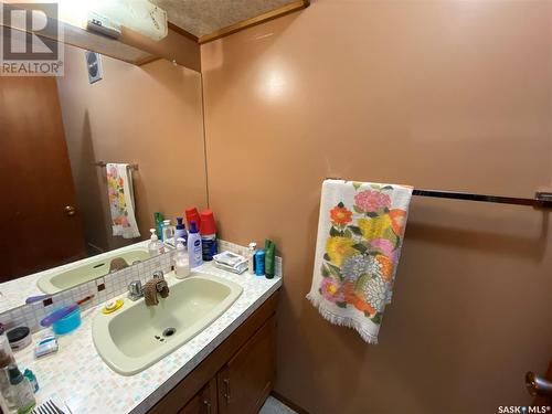 2 Churchill Place, Kindersley, SK - Indoor Photo Showing Bathroom