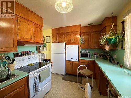 2 Churchill Place, Kindersley, SK - Indoor Photo Showing Kitchen