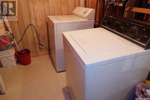 507 6Th Avenue W, Assiniboia, SK - Indoor Photo Showing Laundry Room