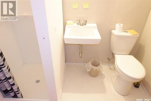 507 6Th Avenue W, Assiniboia, SK - Indoor Photo Showing Bathroom